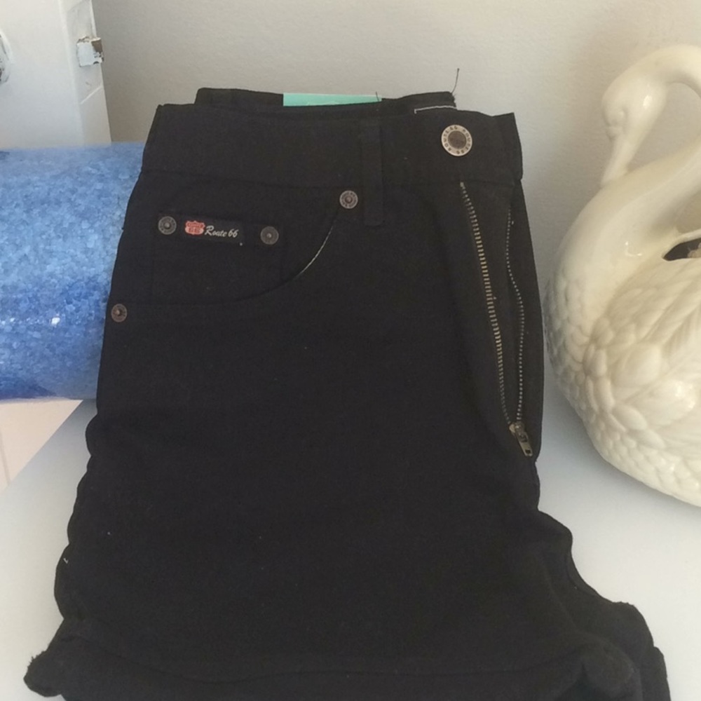 Route 66 black cuffed leg short